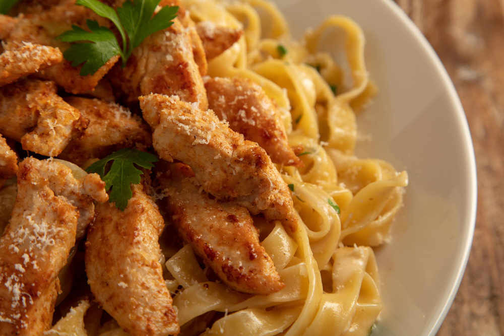 Kremasıyla Efsane! Tavuklu Mantarlı Fettuccine Alfredo Tarifi (1)