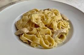 Kremasıyla Efsane! Tavuklu Mantarlı Fettuccine Alfredo Tarifi (4)