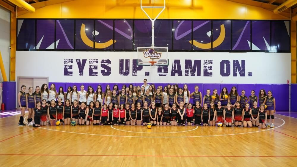 Milli Voleybolcu Kübra Akman'a Öğrencilerden Sevgi Seli (2)
