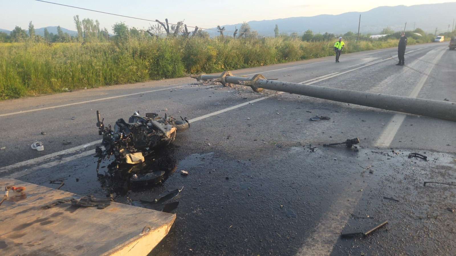 Otomobilin Devirdiği Elektrik Direğine Motosiklet Çarptı 4 Yaralı (2)
