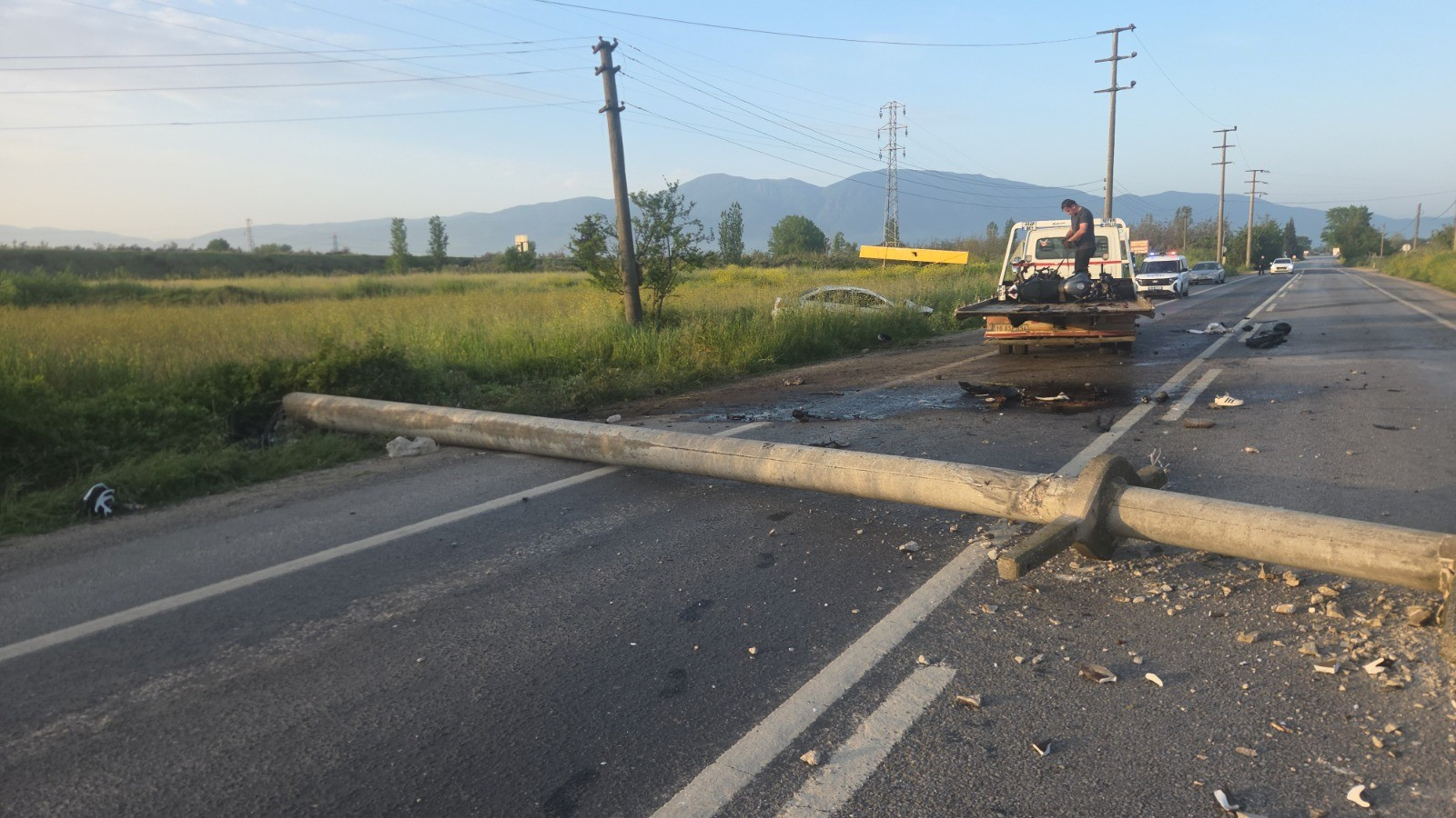Otomobilin Devirdiği Elektrik Direğine Motosiklet Çarptı 4 Yaralı (3)