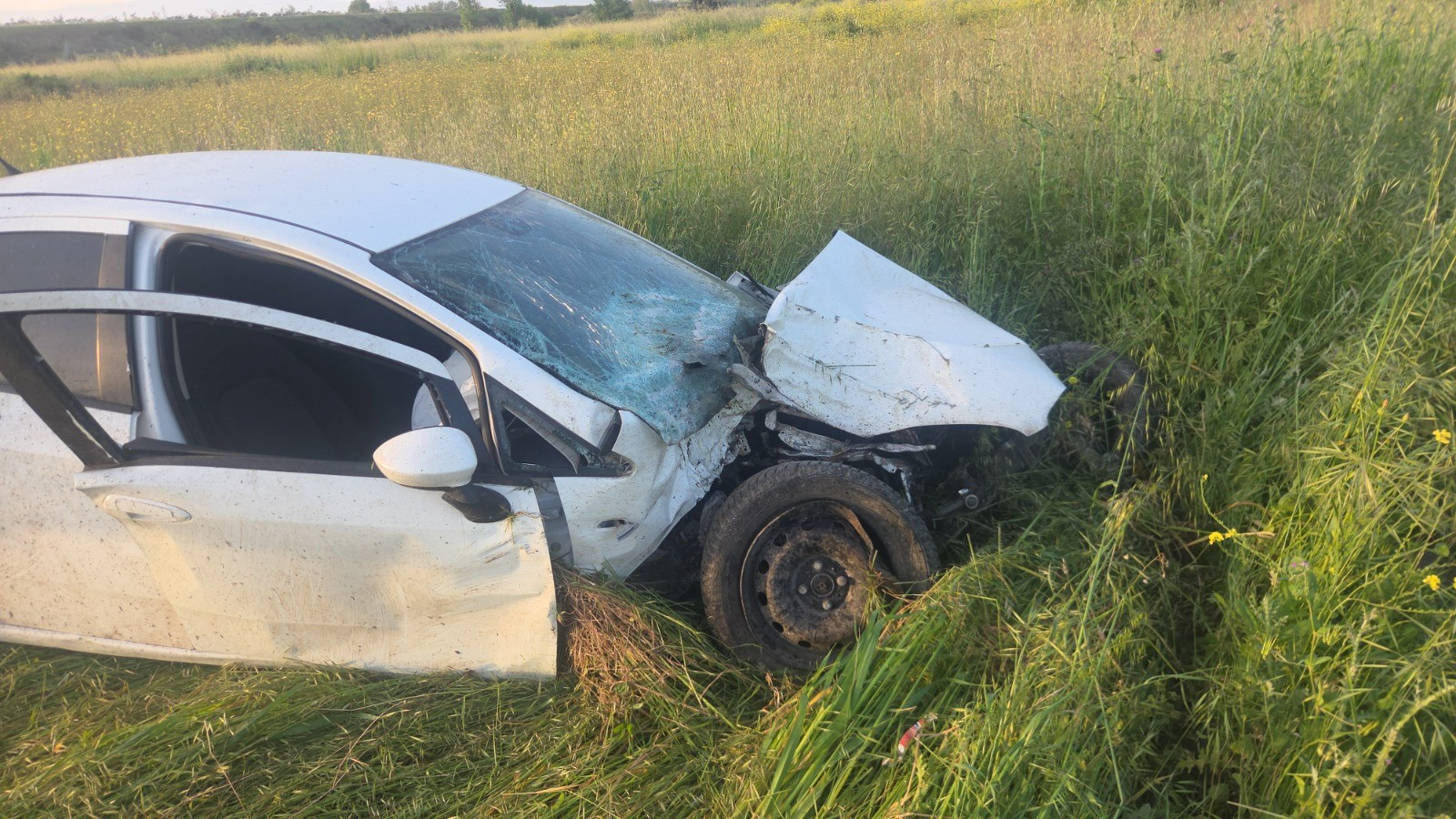 Otomobilin Devirdiği Elektrik Direğine Motosiklet Çarptı 4 Yaralı (4)