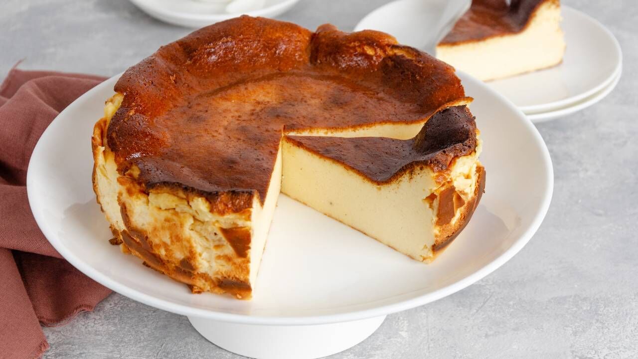 Pastaneleri Aratmayan San Sebastian Cheesecake Tarifi! Tam Kıvamında, Çatlamayan Lezzet (1)