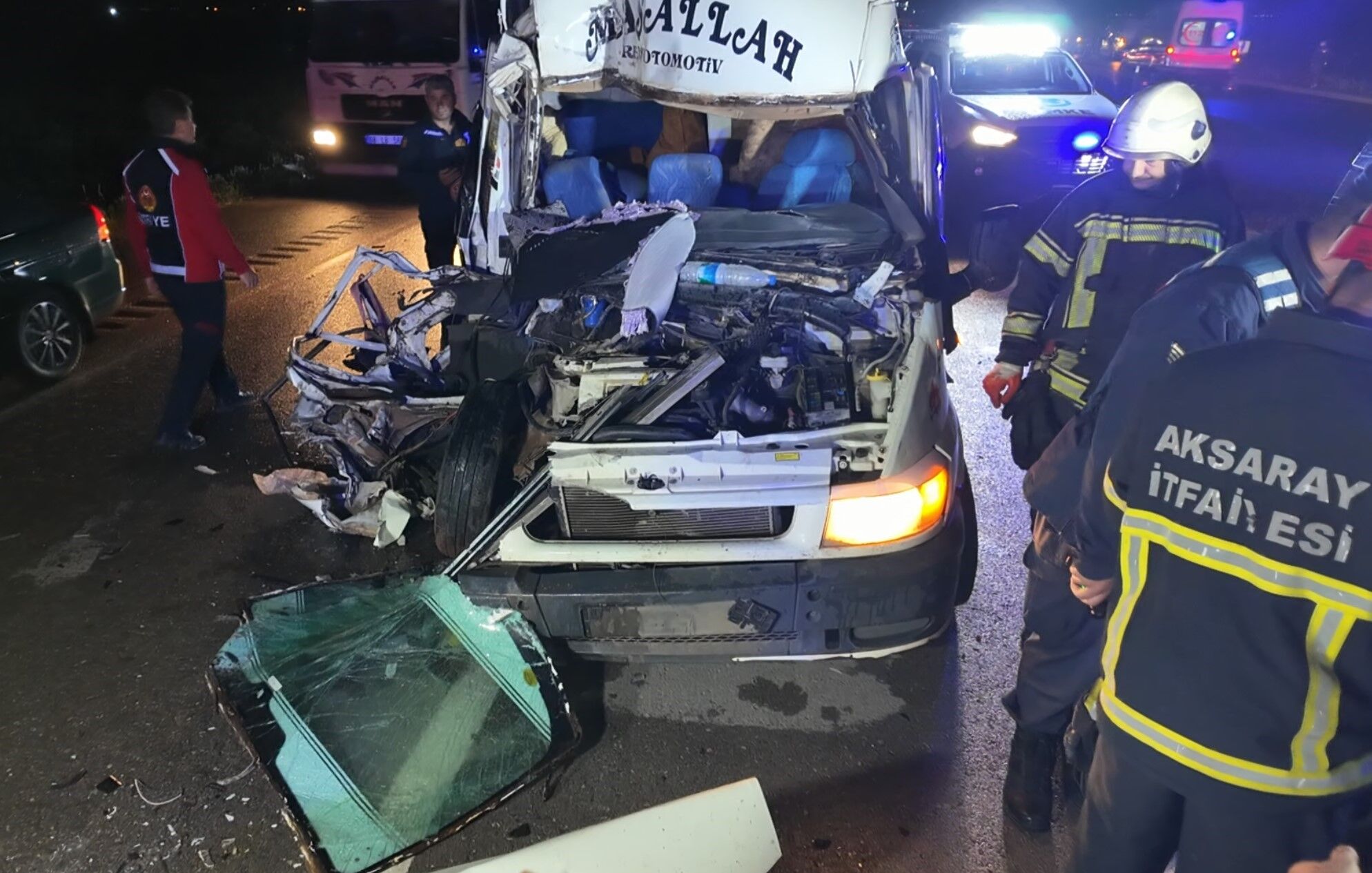 Tarım Işçilerini Taşıyan Minibüs Tıra Çarptı! 12 Yaralı (3)