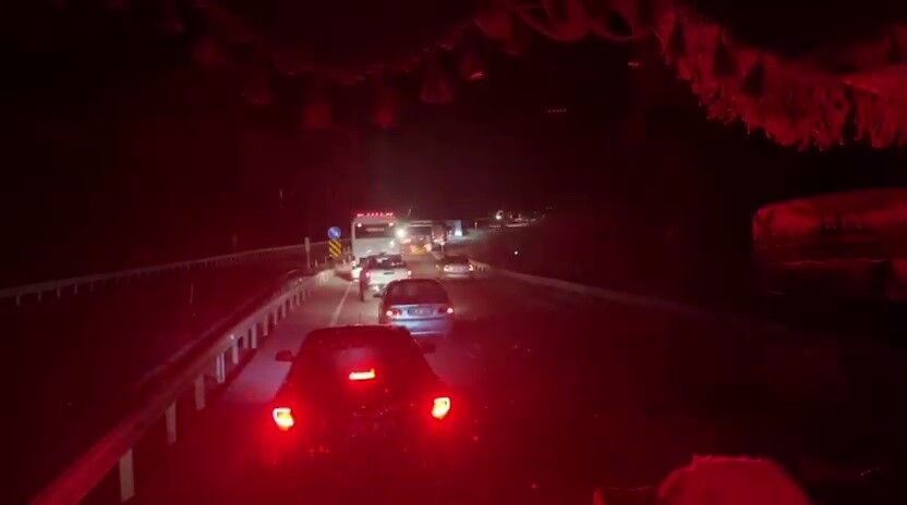 Tır Devrildi, Yol 3 Saat Ulaşıma Kapandı (1)