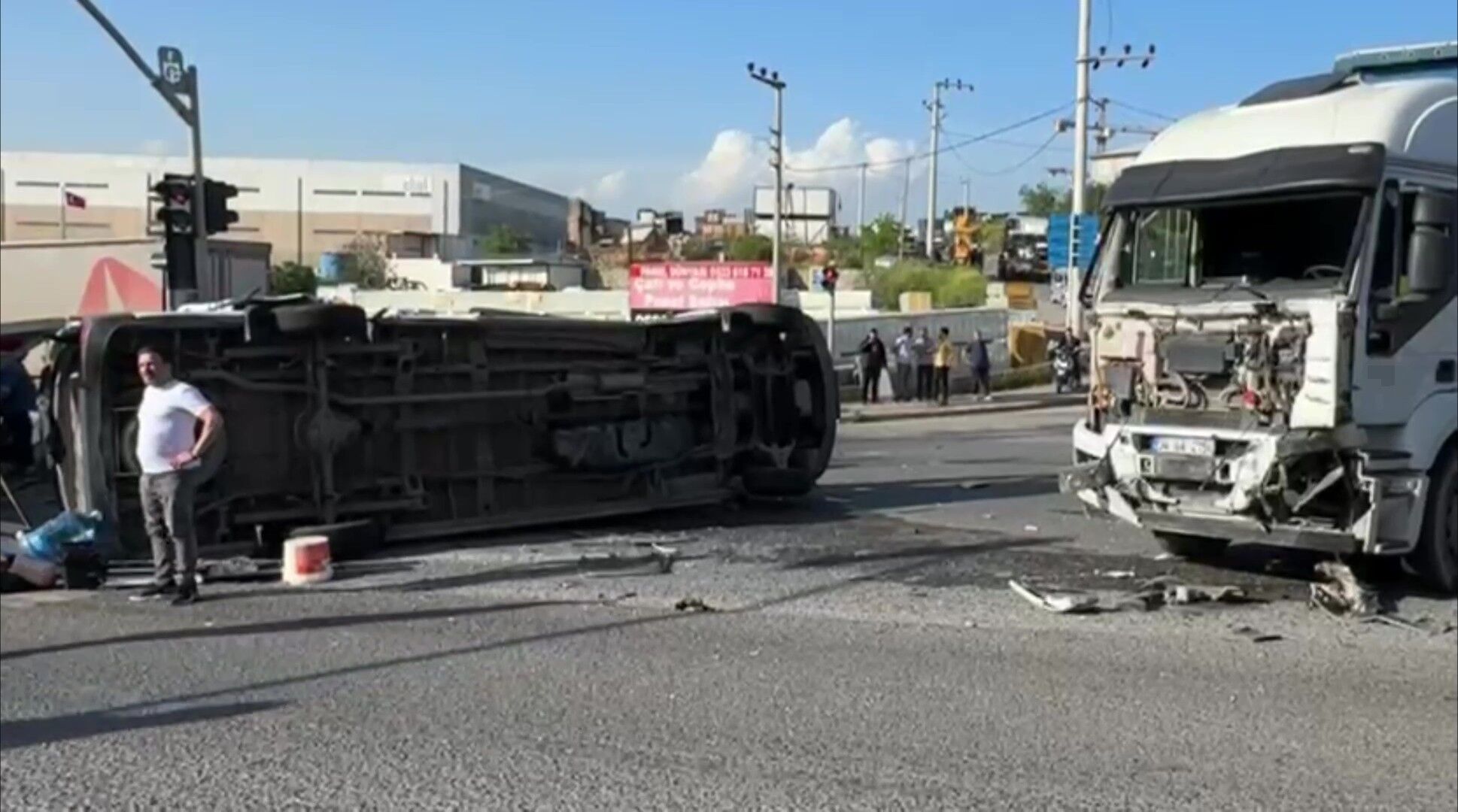 Tırla Çarpışan Işçi Servisi Devrildi! Çok Sayıda Kişi Yaralandı (2)