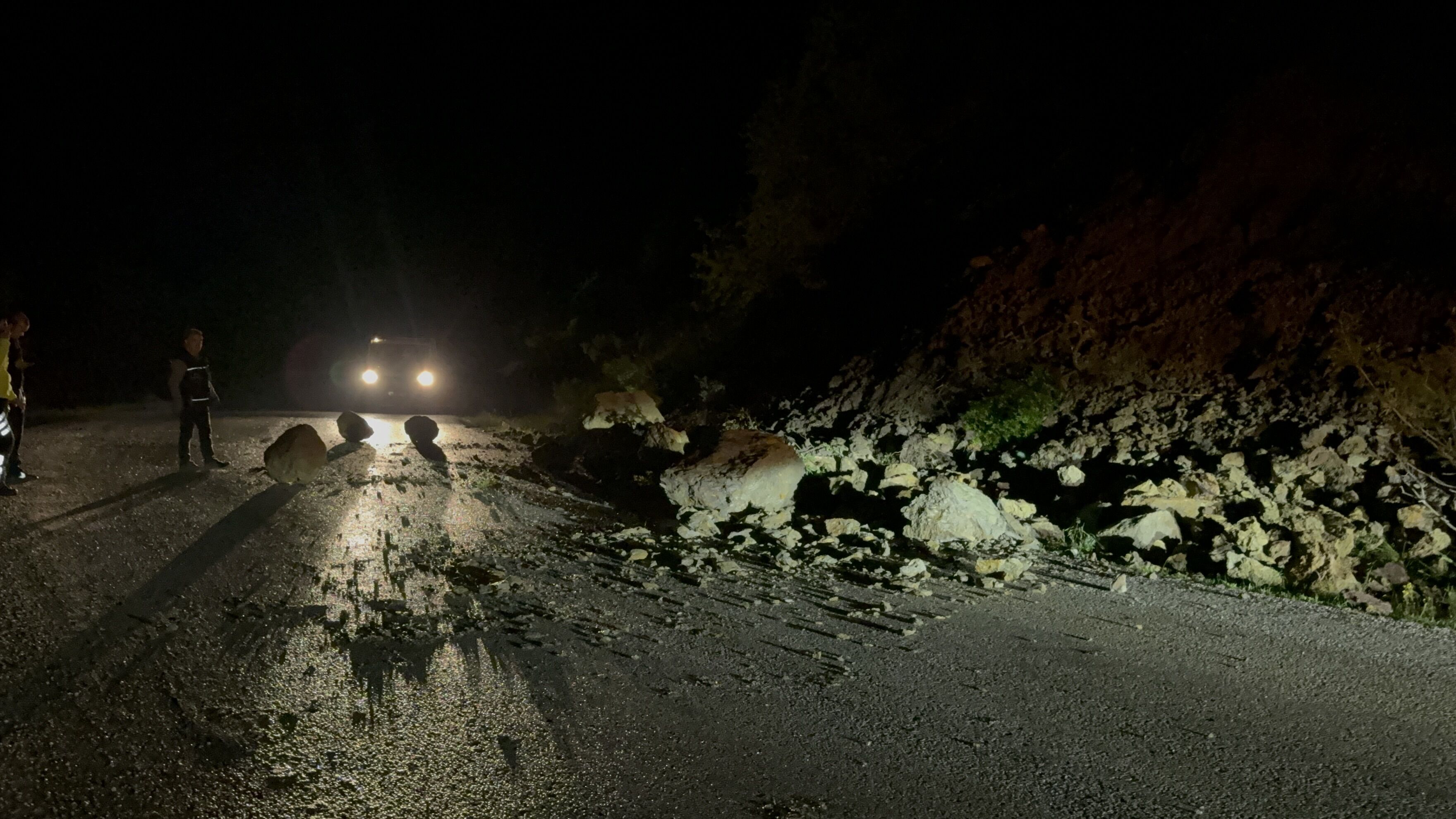 Tokat’ta Yamaçtan Kopan Kaya Parçaları Yola Savruldu (1)