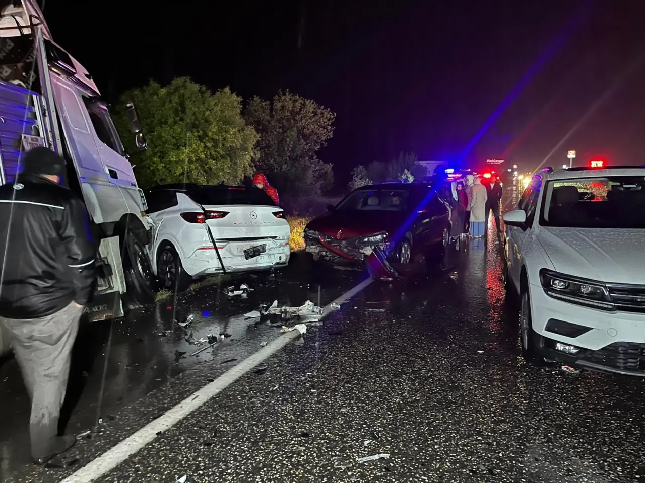 Uşak'ta Korkunç Kaza! 4 Vatandaş Öldü, Çok Sayıda Yaralı Var (2)