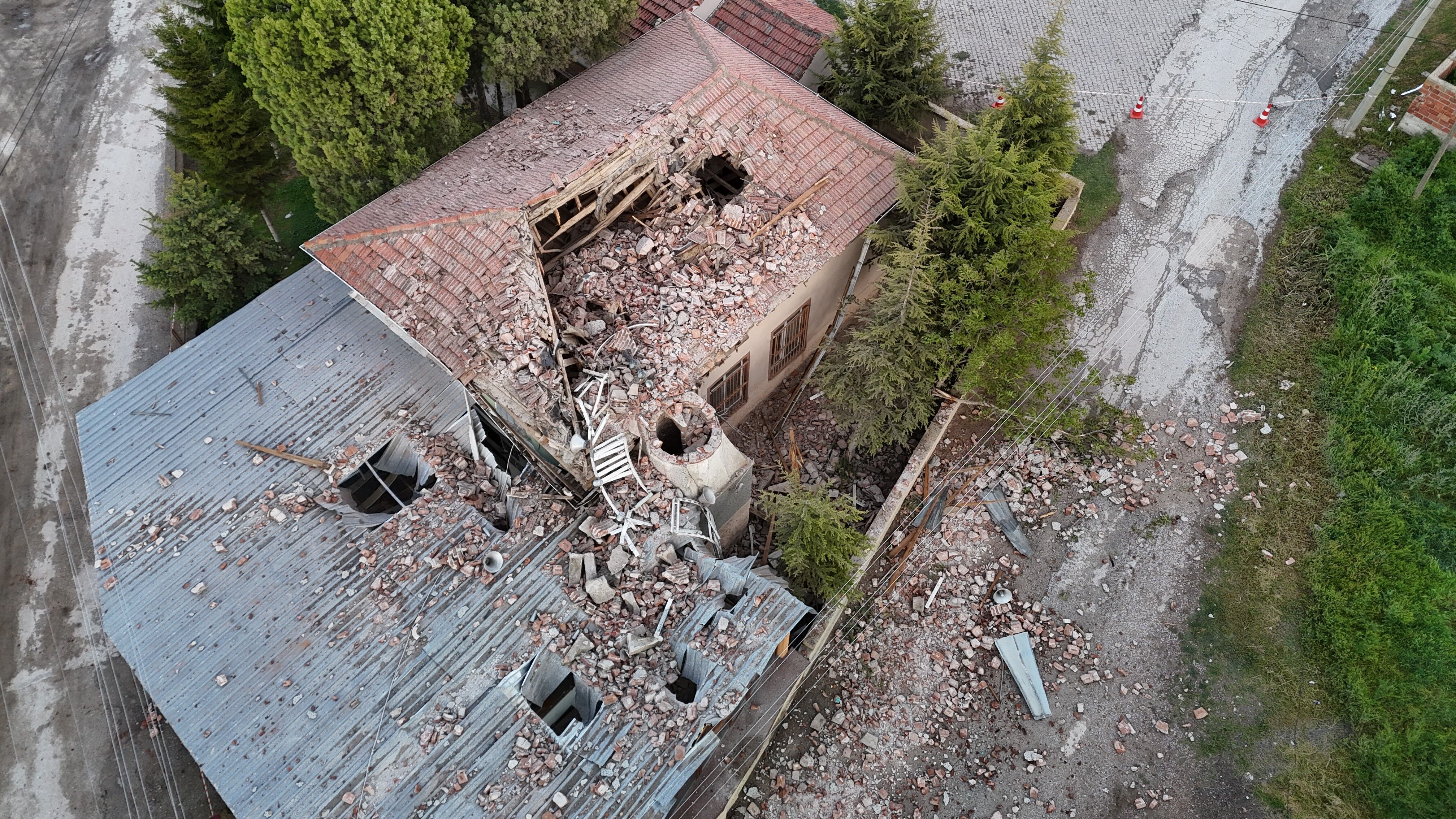 Yıldırımın Düştüğü Minare Yıkıldı, Camide Temizlik Yapan Imam Yaralandı (2)