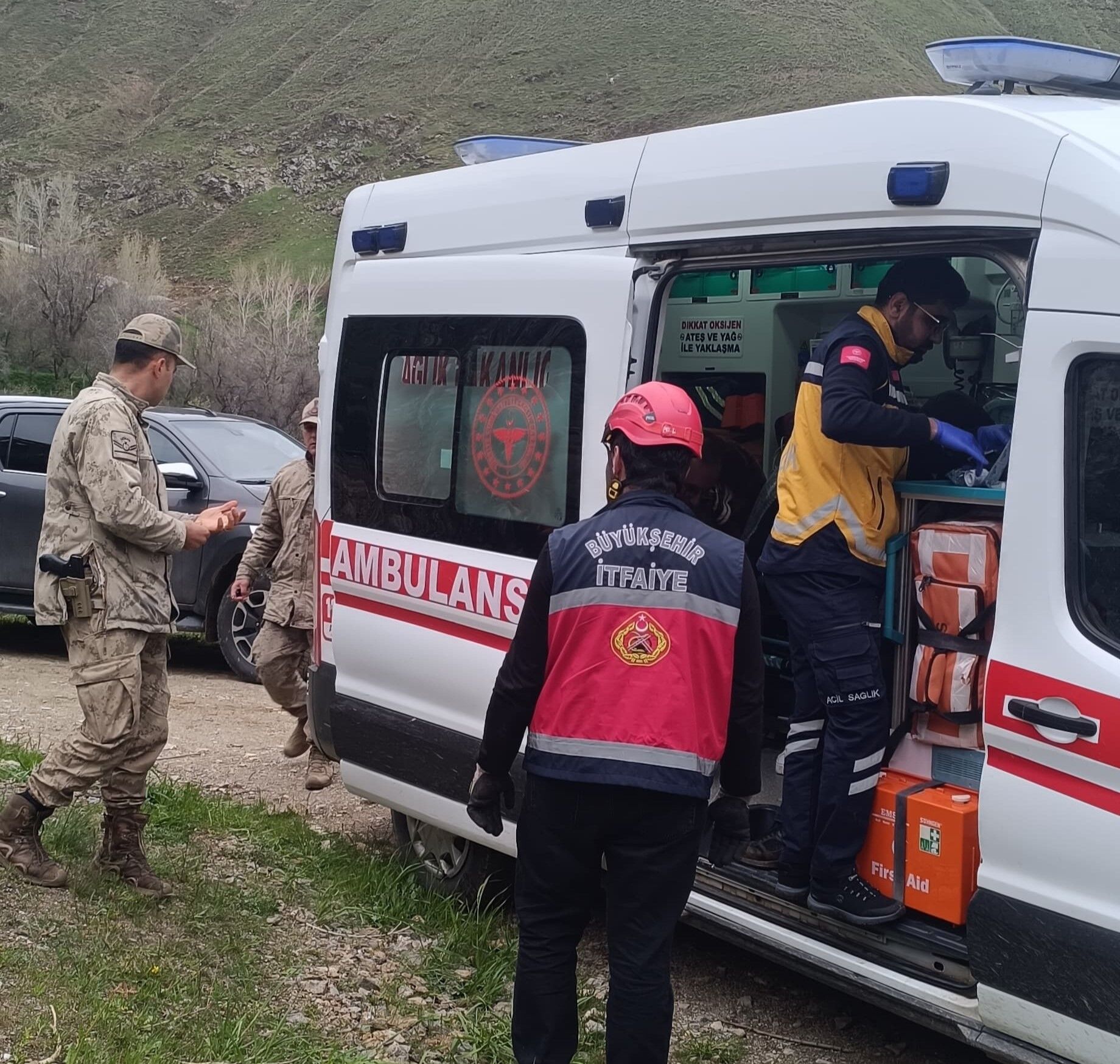 Yoğun Yağmur Nedeniyle Kontrolden Çıkan Otomobildeki 5 Jandarma, Araçtan Atlayarak Facianın Önüne Geçti; 2 Kişi Hafif Yaralandı (1)