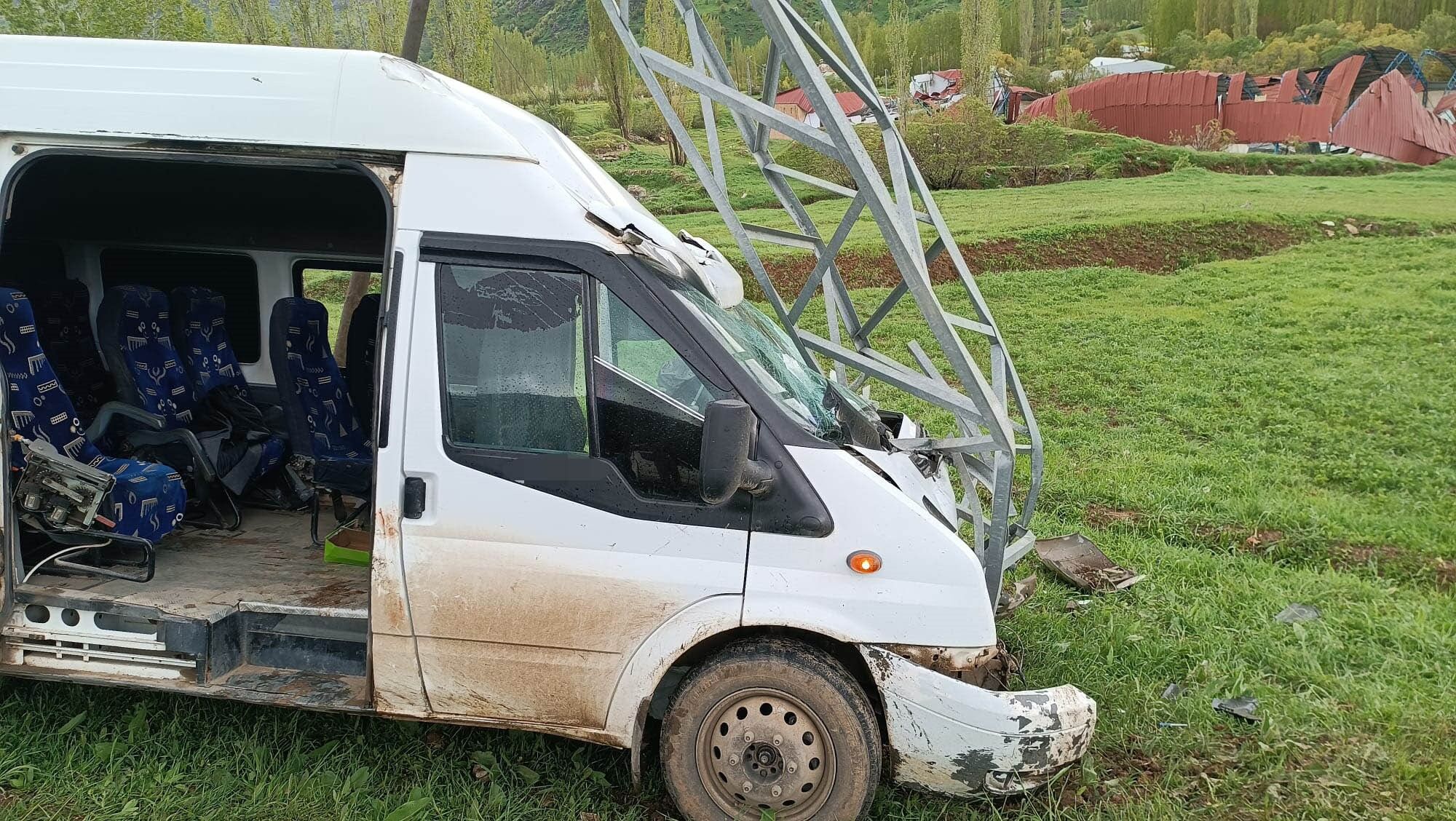 Yolcu Minibüsü Direğe Çarptı 11 Yaralı (3)
