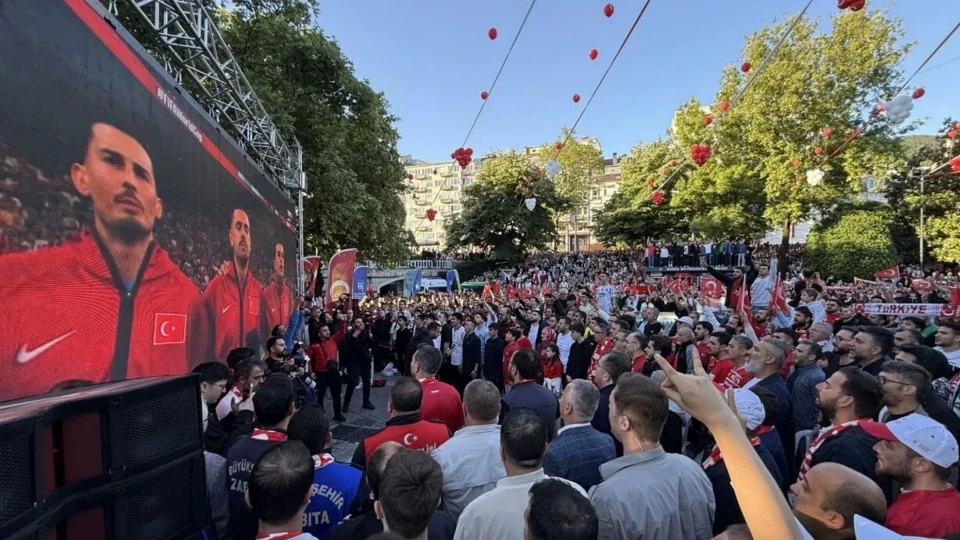 Bakan Çiftçi Talimat Verdi! Meydanlarda Toplu Maç Izlemeye Yasak Geldi (1)-1