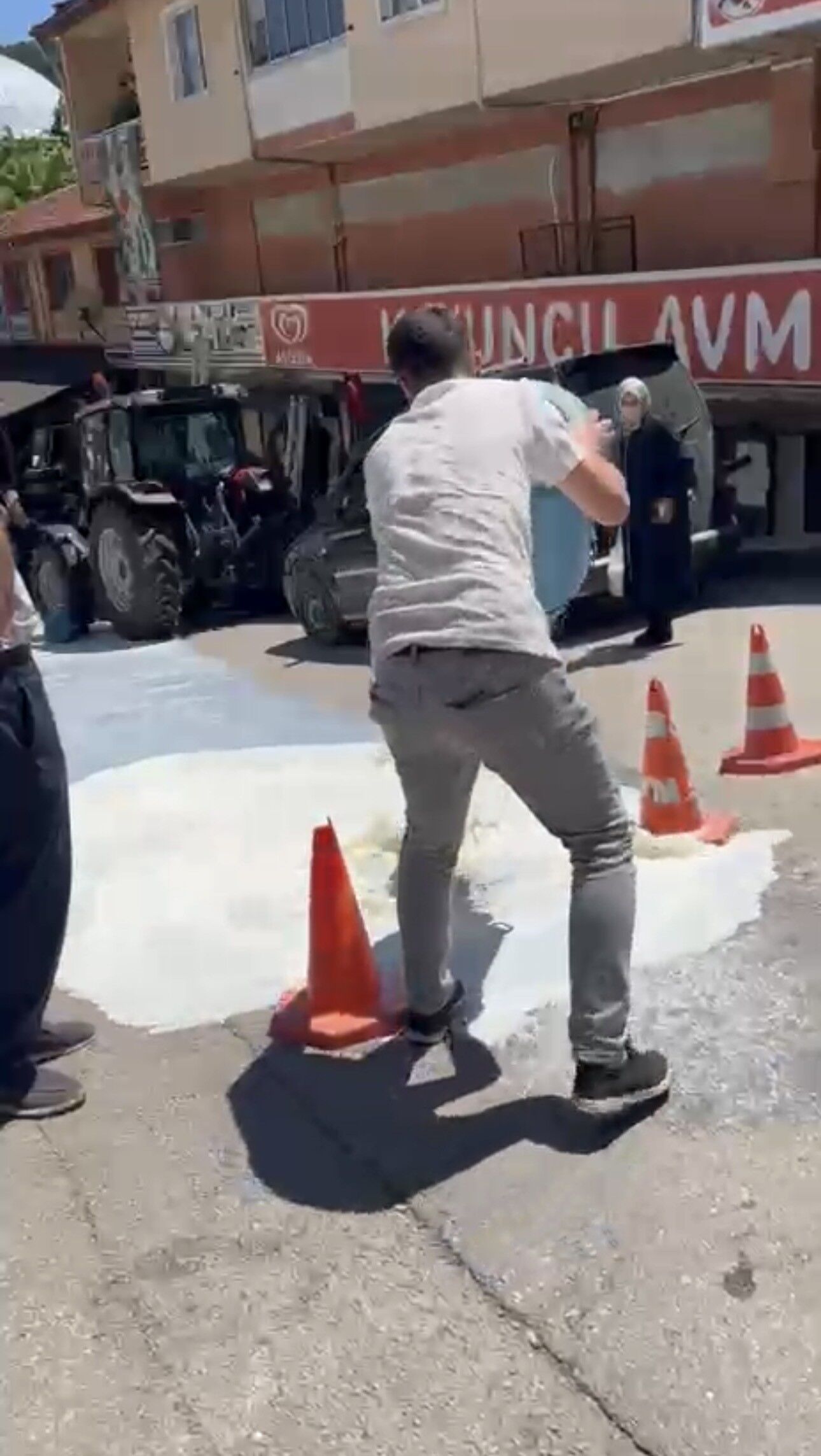Belediye Önüne Süt Dökme Eyleminin Ardındaki Gerçek Ortaya Çıktı (3)