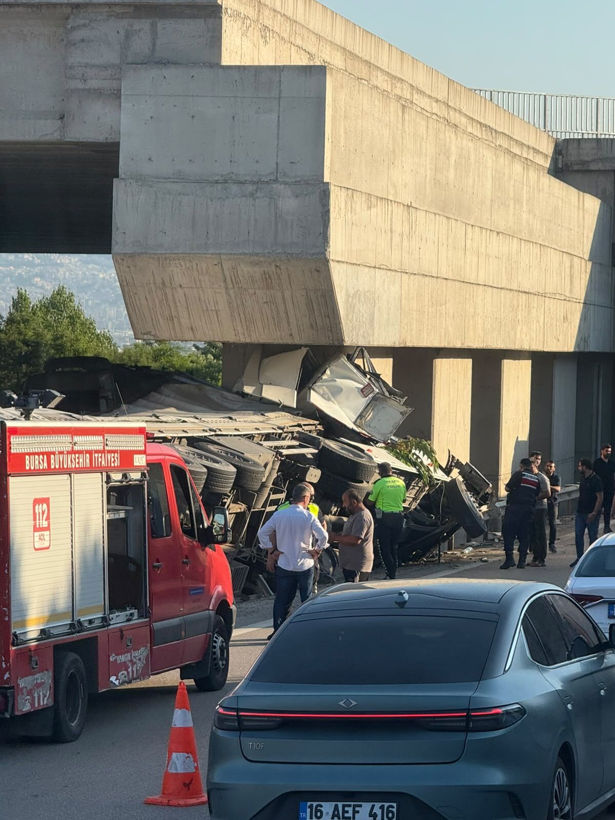 Bursa Çevre Yolu’nda Tır Köprü Ayağına Çarptı