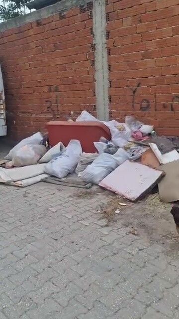 Bursa'da 2 Haftadır Alınmayan Çöpler Tepki Topladı! (2)
