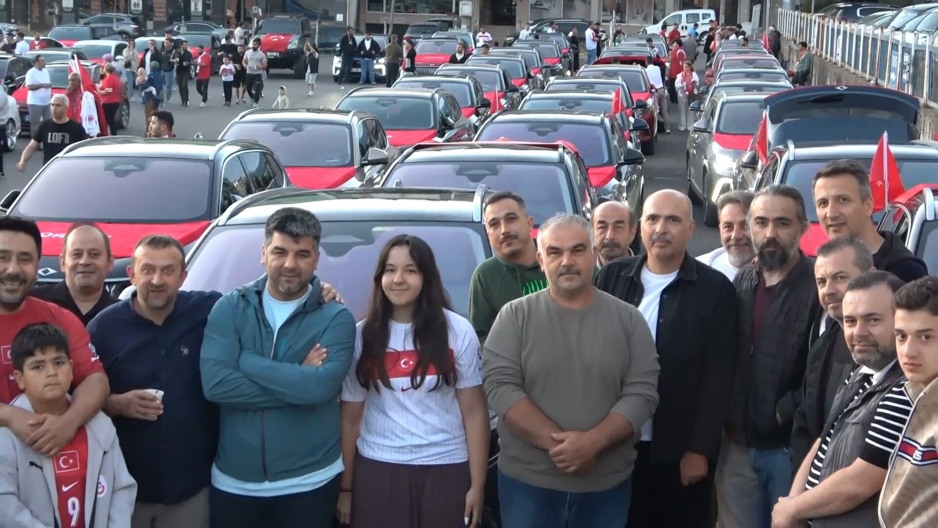 Bursa'da A Milli Takım Coşkusu Sokaklara Taştı, 250 Araçlık Konvoy Kenti Turladı (4)