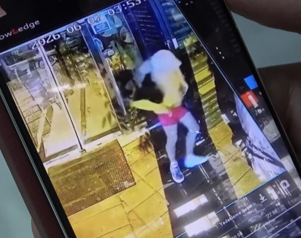 Bursa'da Akıllara Durgunluk Hırsızlık! Dükkan Sahibi Şoka Girdi.. (2)