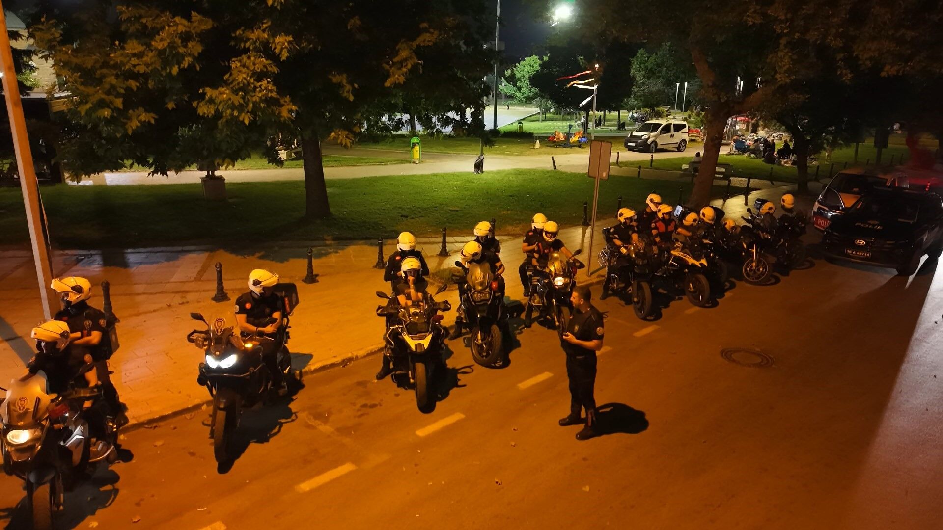 Bursa'da Bin Polisle Huzur Operasyonu Sokaklar Abluka Altına Alındı (4)