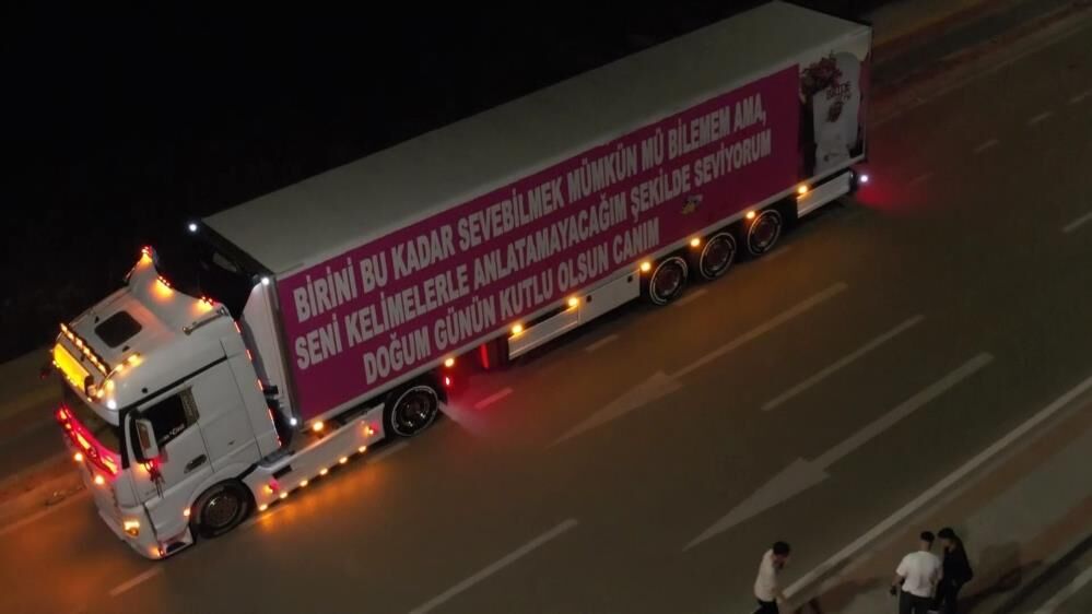 Bursa'da Böyle Sürprizi Görülmedi! Aşkını Tırın Dorsesine Yazarak Gösterdi (2)