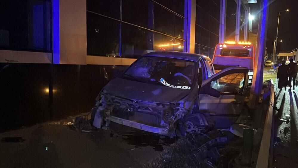 Bursa’da Direksiyon Başında Uyudu! Otomobil Direğe Çarptı (1)-1