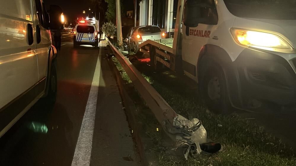 Bursa’da Direksiyon Başında Uyudu! Otomobil Direğe Çarptı (2)