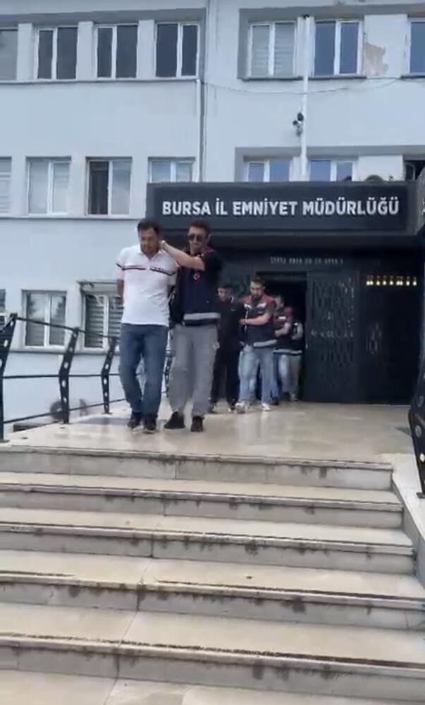 Bursa'da Dolandırıcılık Şebekesini Suçüstü Yakaladı! (1)