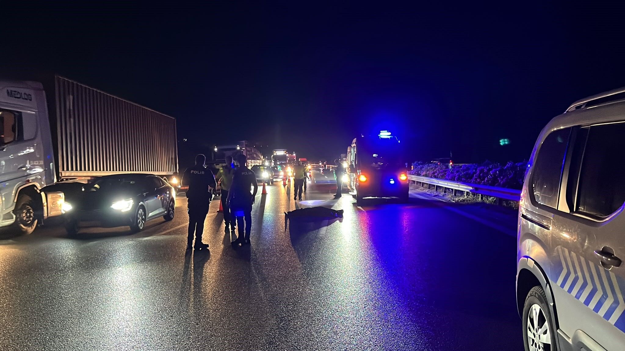 Bursa'da Feci Kaza! Yayaya Önce Tır, Sonra Otomobil Çarptı (2)