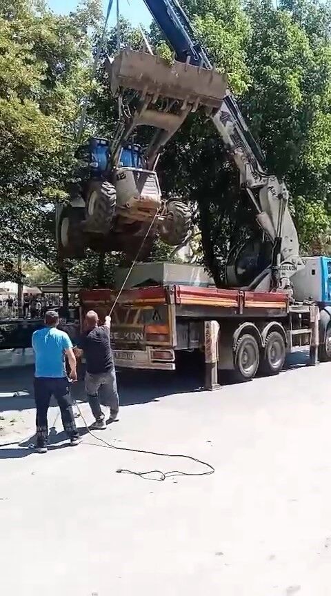 Bursa'da Film Gibi Kaza! Vinç Otomobilin Üzerine Devrildi (2)
