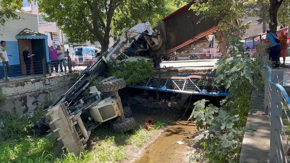Bursa'da Film Gibi Kaza! Vinç Otomobilin Üzerine Devrildi (3)