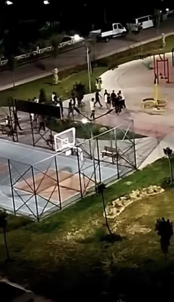 Bursa'da Gençler Arasında Tekme Tokatlı Kavga! (1)