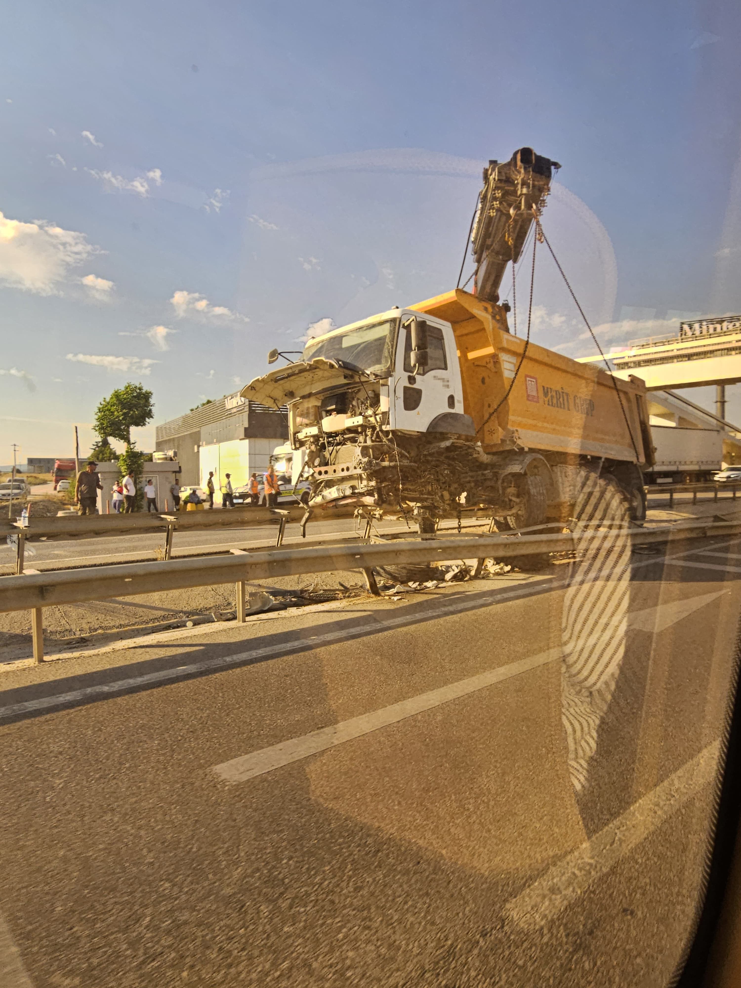 Bursa'da Hafriyat Kamyonu Trafik Felç Etti! (1)