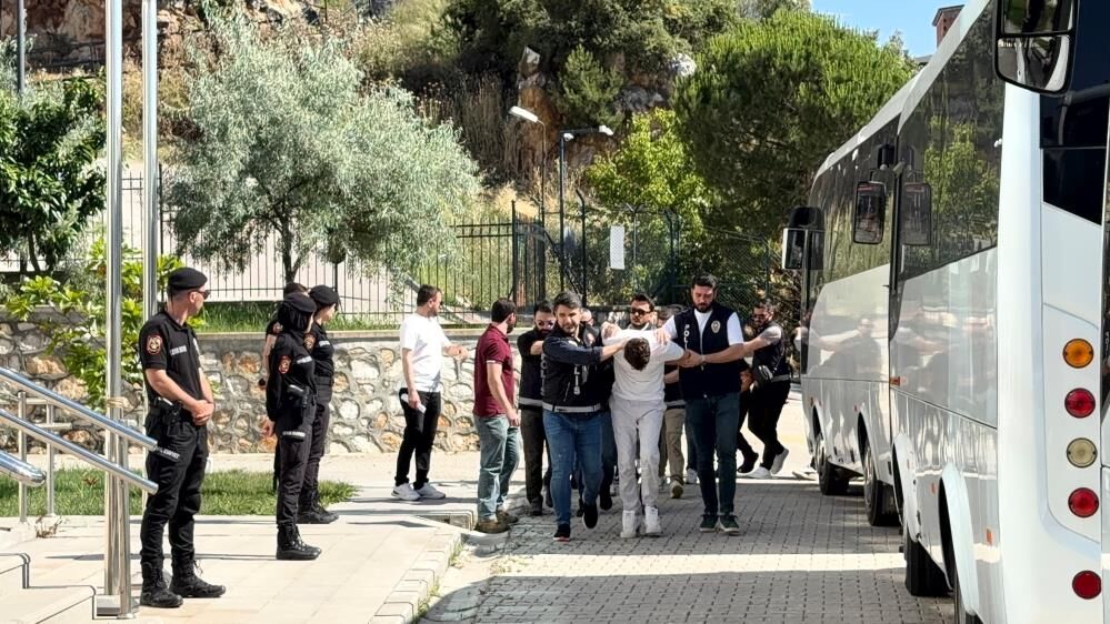 Bursa'da Helikopter Ve Özel Harekat Destekli Baskın! (1)