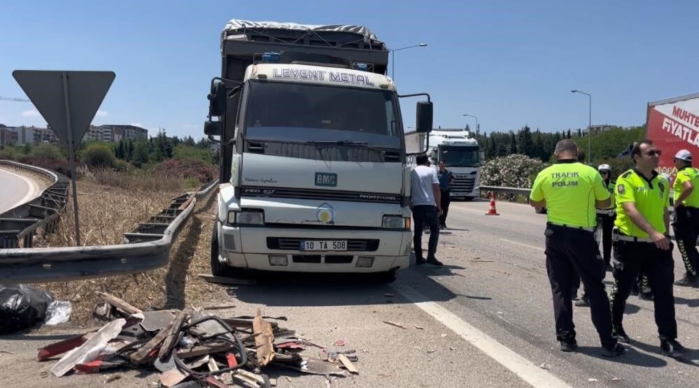 Bursa’da İstanbul İzmir Otoyolunda, Emniyet Şeridinde Arızalanan Araç Ile Tamir Için Gelen Kamyonete Çarpan Kamyonun Sürücüsü Hayatını Kaybetti (2)
