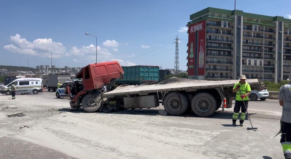 Bursa'da Kamyona Çarpan Tırın Sürücüsü Hayatını Kaybetti! (3)