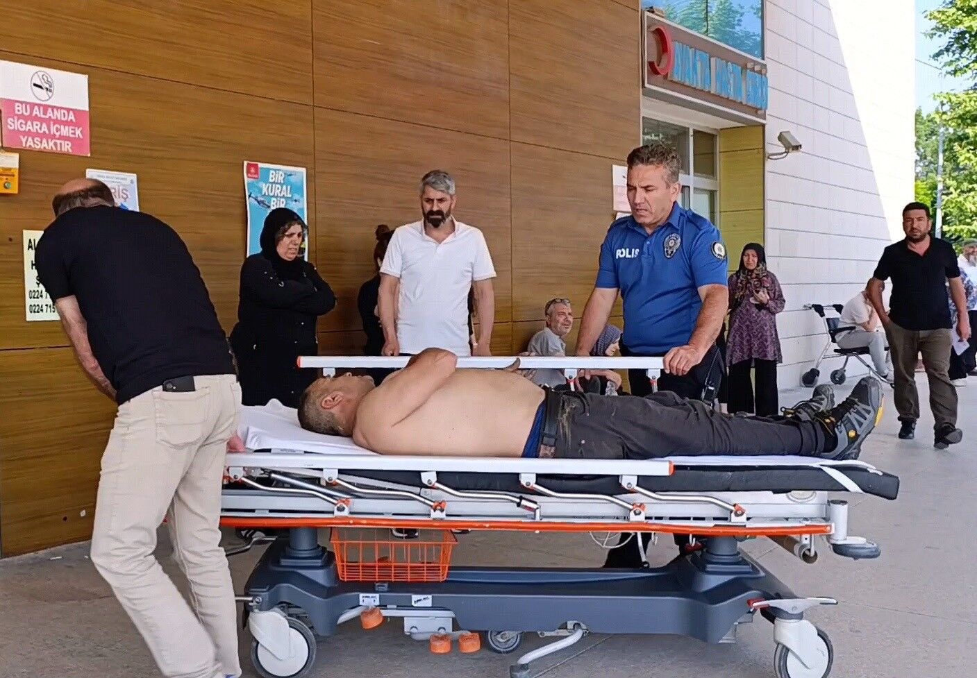 Bursa'da Kiraz Toplamak Için Ağaca Çıktı, Düşerek Ağır Yaralandı (1)