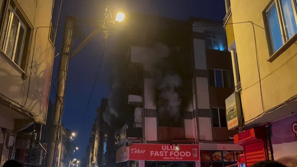 Bursa'da Korkutan Yangın! Anne, Baba Ve 3 Çocuk Dumandan Etkilendi (1)