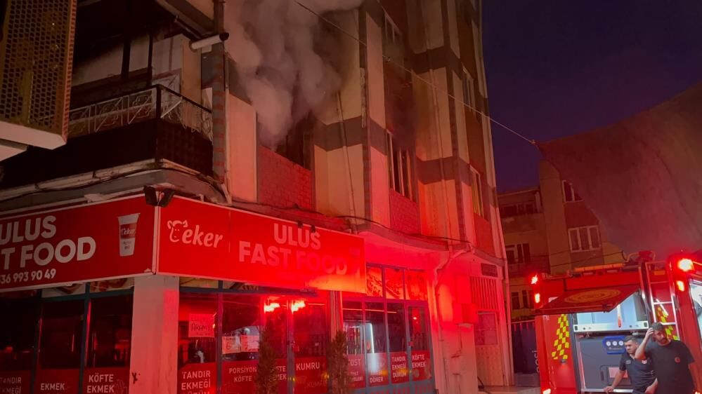Bursa'da Korkutan Yangın! Anne, Baba Ve 3 Çocuk Dumandan Etkilendi (2)
