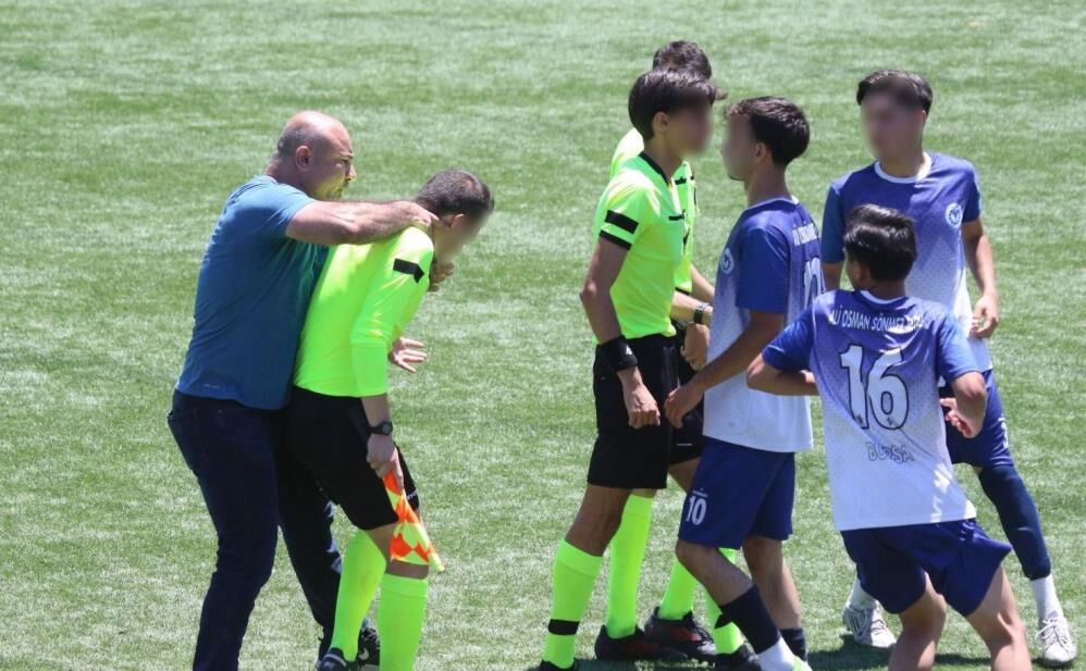 Bursa’da Liseler Arası Futbol Finalinde Hakeme Saldırı! (1)