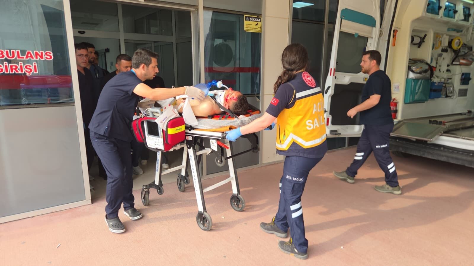Bursa'da Motosiklet Virajda Savruldu Sürücü Ağır Yaralı (2)
