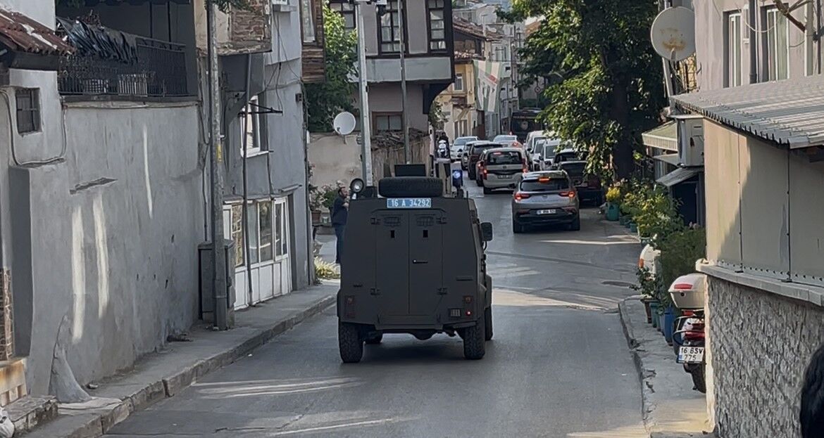 Bursa'da Özel Harekat Evi Ablukaya Aldı, Yakalanınca Çalsaydınız Açardım Dedi (3)