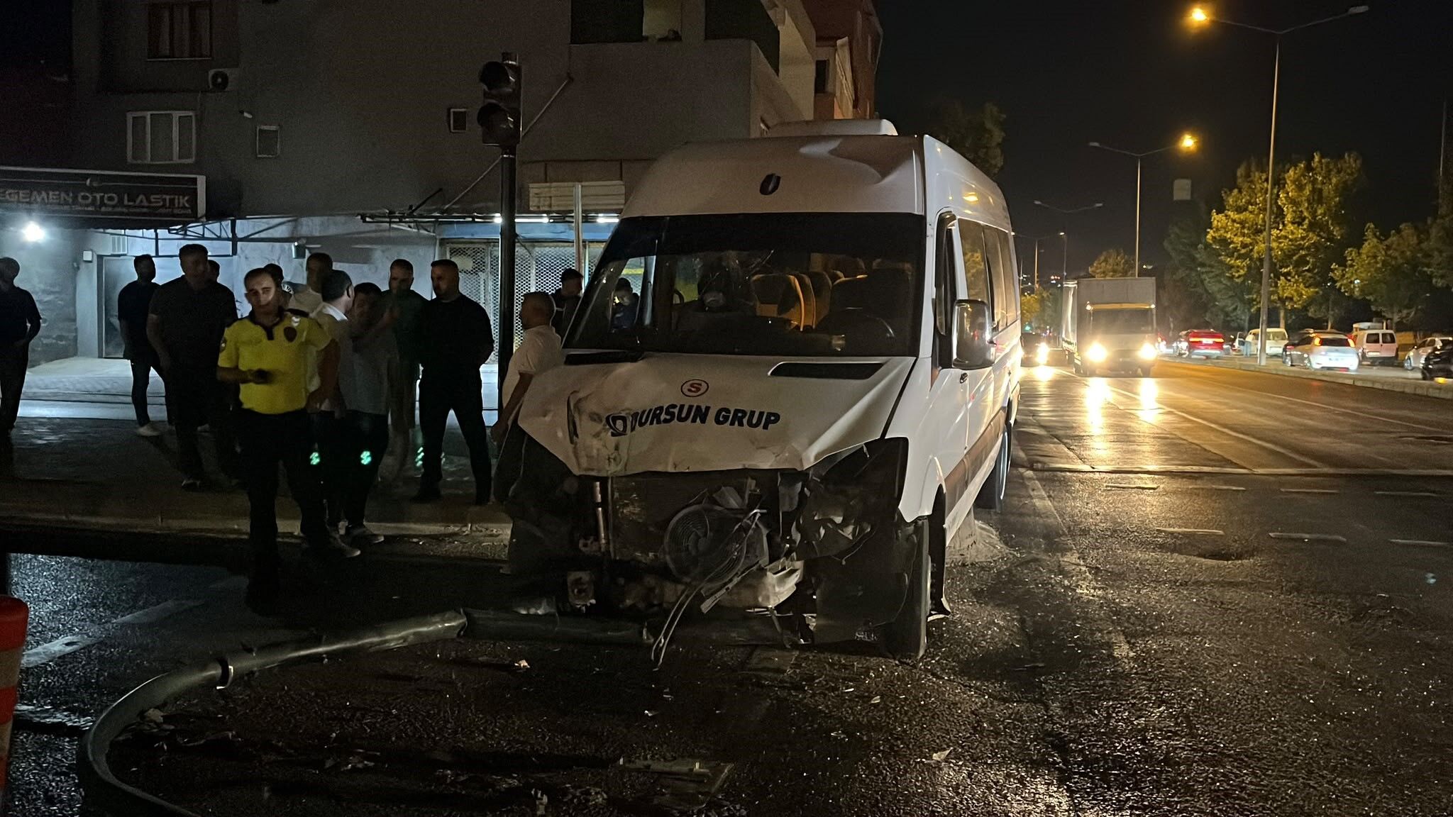 Bursa’da Servis Minibüsü Refüje Çıktı! Sürücü Yaralandı (1)