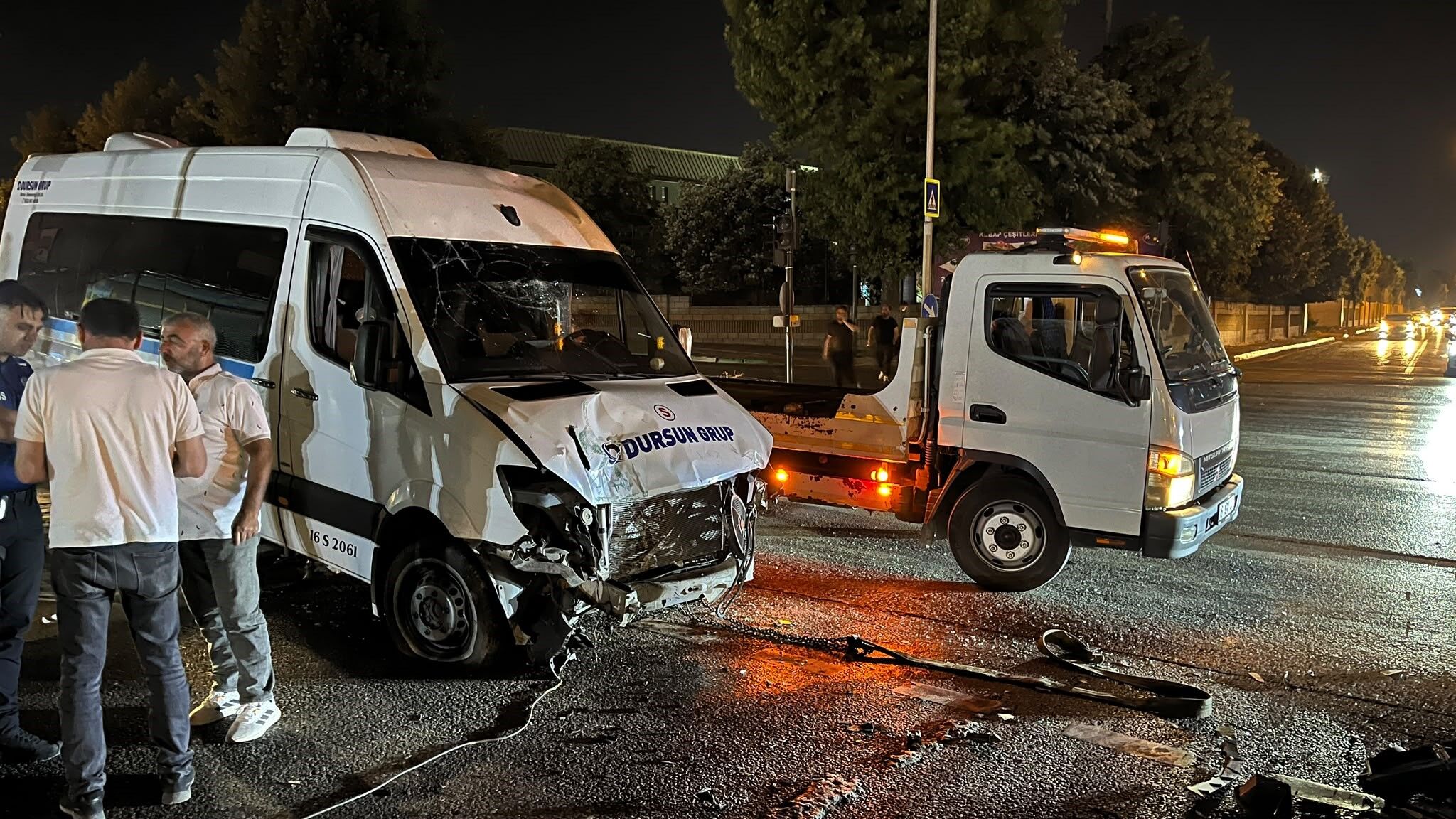 Bursa’da Servis Minibüsü Refüje Çıktı! Sürücü Yaralandı