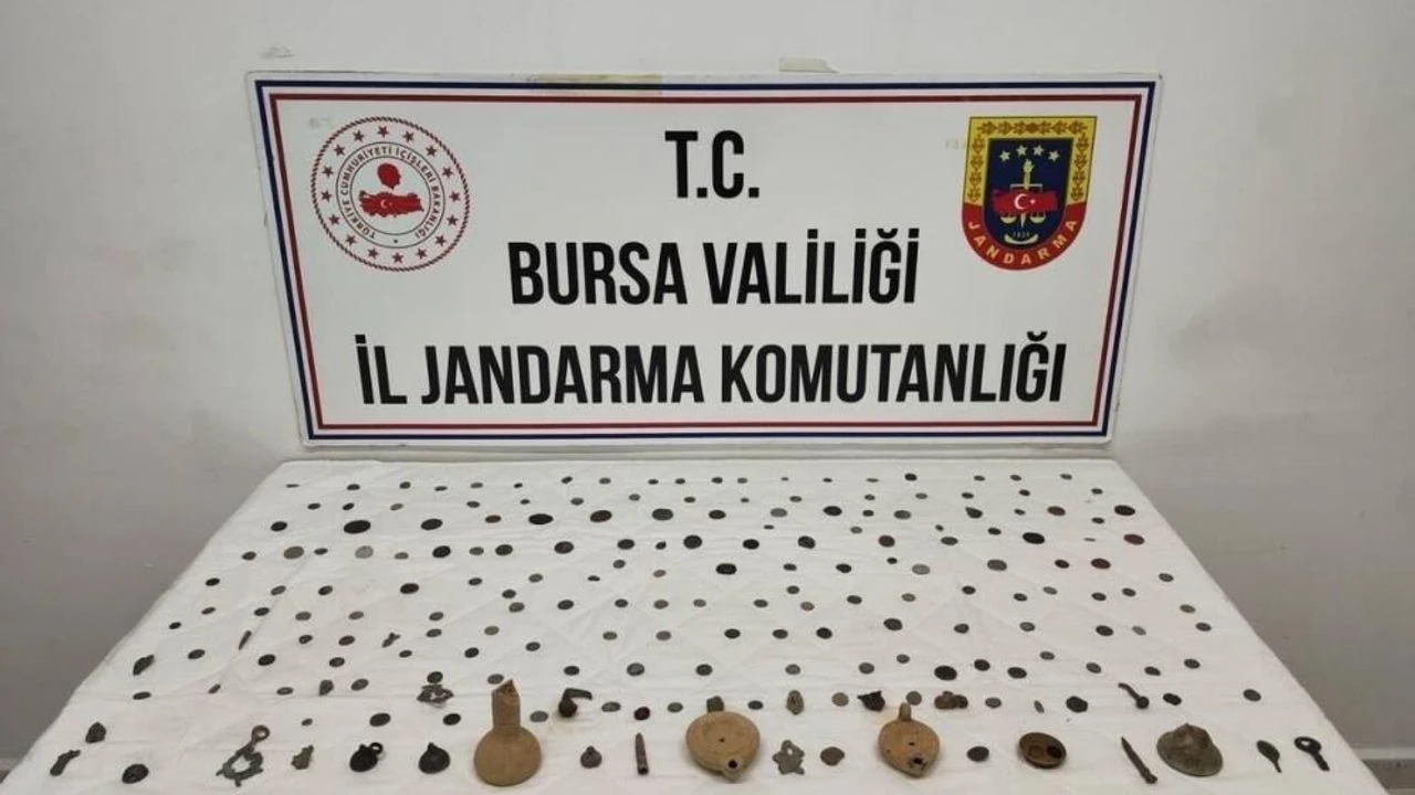Bursa’nın Gemlik Ilçesinde Jandarma Ekiplerince Düzenlenen Operasyonda, Roma Ve Bizans Dönemine Ait Olduğu Değerlendirilen 202 Tarihi Eser Niteliğinde Sikke Ve Obje Ele Geçirildi.