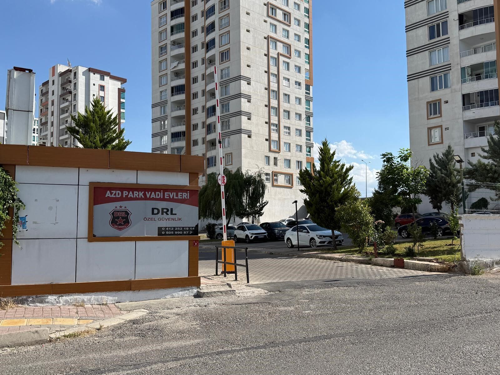 Diyarbakır'da Evinin Balkonundan Atlayan Çocuk Hayatını Kaybetti (1)