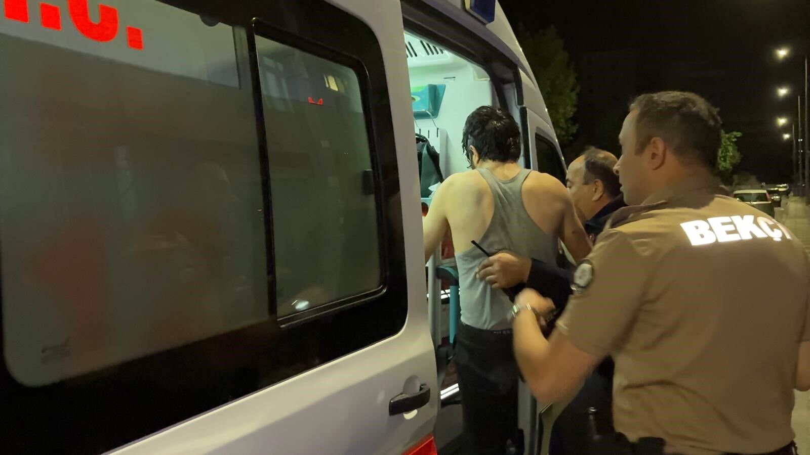 Evinde Bıçakla Kendine Zarar Veren Şahsın Hayatını Polisin Telefon Detayı Kurtardı (2)