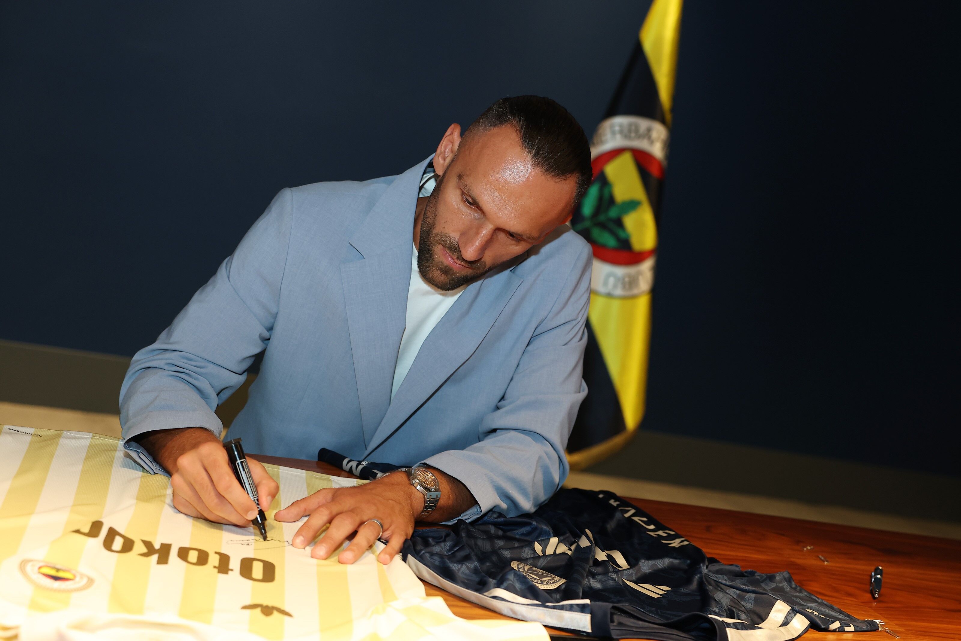 Fenerbahçe, Vedat Muriqi Ile 3 Yıllık Sözleşme Imzaladı (3)