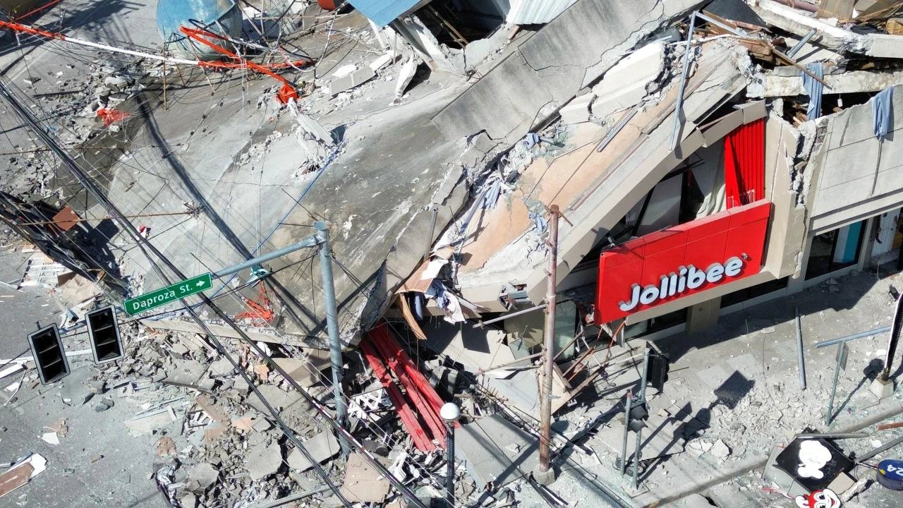 Filipinler'de 7.8 Büyüklüğünde Deprem! (1)