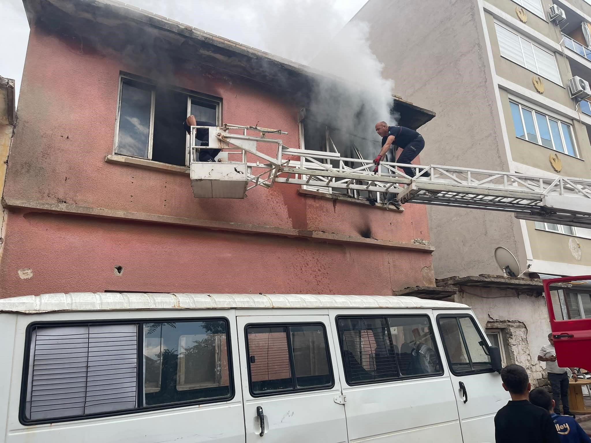 İki Katlı Müstakil Evde Çıkan Yangın Korkuttu (1)