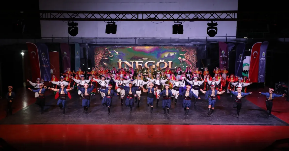 İnegöl Belediyesi Halk Dansları Topluluğundan 15’Inci Yıla Özel Gösteri (10)