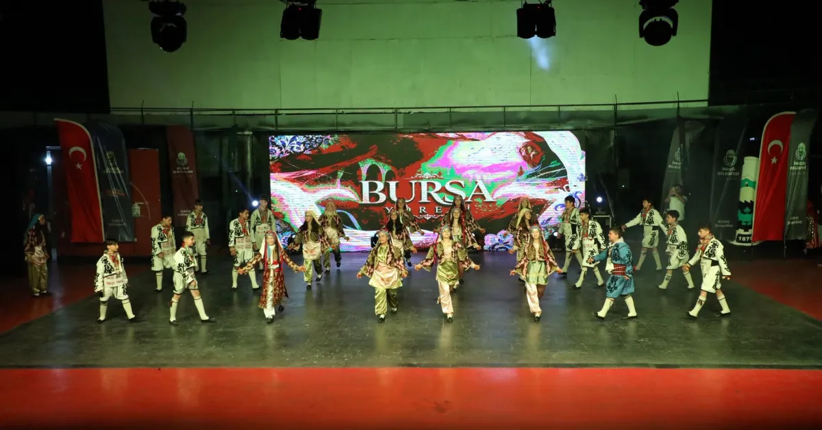 İnegöl Belediyesi Halk Dansları Topluluğundan 15’Inci Yıla Özel Gösteri (11)